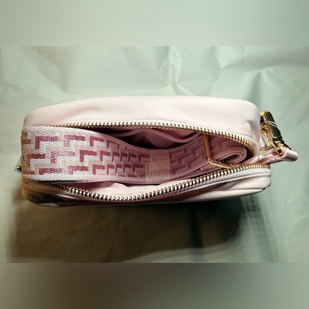 Lululemon Everywhere Crossbody Bag 2L Monogram Metallic Blissful Pink/Gold - Picture 4 of 7
